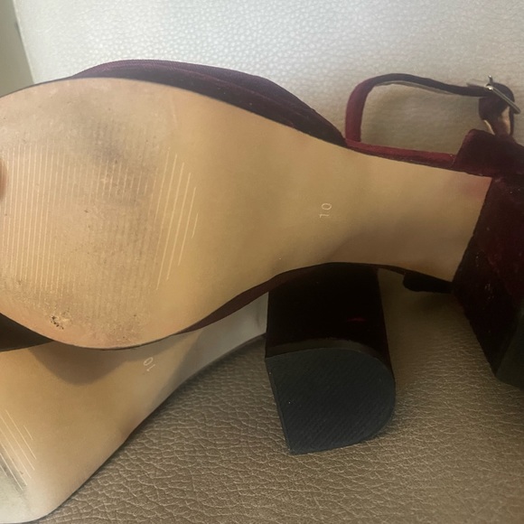 Neiman Marcus burgundy velvet platform chunky heels. Sz 10 - Picture 10 of 10